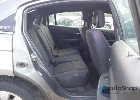 2013 Chrysler 200 Lx z USA, uszkodzony, nr VIN 1C3CCBAB4DN559550